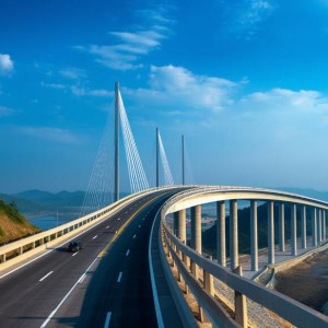 本公司专业从事道路与桥梁工程建设，致力于连接城乡，畅通经济动脉。我们拥有经验丰富的路桥施工队伍和大型专业机械设备，在公路、市政道路、立交桥、人行天桥等领域承建了多个优质项目。